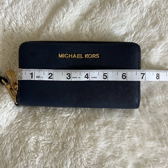 Michael Kors wristlet. - Picture 4 of 7